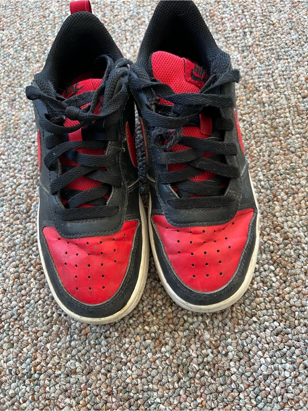 Nike Kids Black and Red Low-Top Sneakers